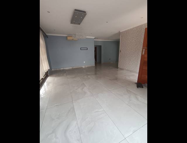 4 BEDROOM FREEHOLD FOR SALE IN GLENMORE
